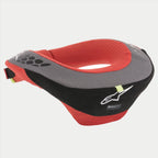 Alpinestars Youth Sequence Neck Roll, protector de cuello para niños, negro y rojo con detalles en gris, con el logotipo de Alpinestars en blanco, forro interior de malla, equipo de seguridad ergonómico para motocross y karting