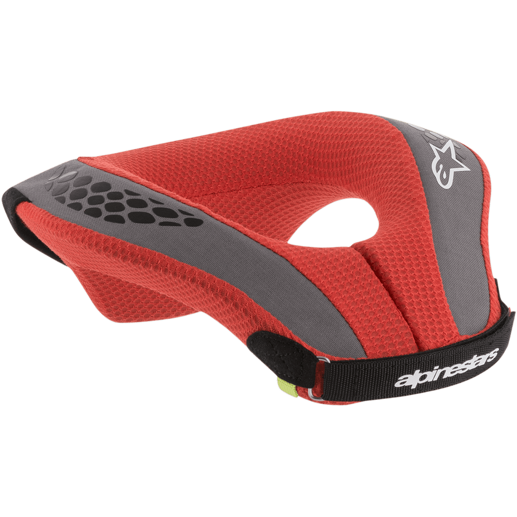 Alpinestars Youth Sequence Neck Roll, protección cervical para motocross, rojo y gris, con acolchado de malla roja y detalles en gris, correa negra con logotipos y marca en blanco, protección ergonómica para pilotos jóvenes