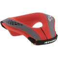 Alpinestars Youth Sequence Neck Roll, protección cervical para motocross, rojo y gris, con acolchado de malla roja y detalles en gris, correa negra con logotipos y marca en blanco, protección ergonómica para pilotos jóvenes
