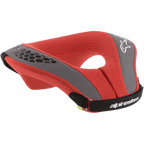 Alpinestars Youth Sequence Neck Roll, protección cervical para motocross, rojo y gris, con acolchado de malla roja y detalles en gris, correa negra con logotipos y marca en blanco, protección ergonómica para pilotos jóvenes